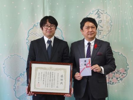 左から弊社代表 溝口健次郎、金沢市 村山卓市長 左から弊社代表溝口健次郎、金沢市村山卓市長