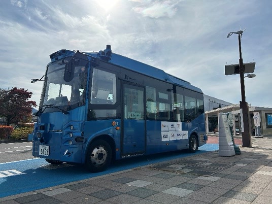 塩尻市を走行する青い自動運転バス