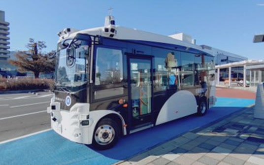 塩尻市を走行する自動運転バス 塩尻市を走行する白い自動運転バス