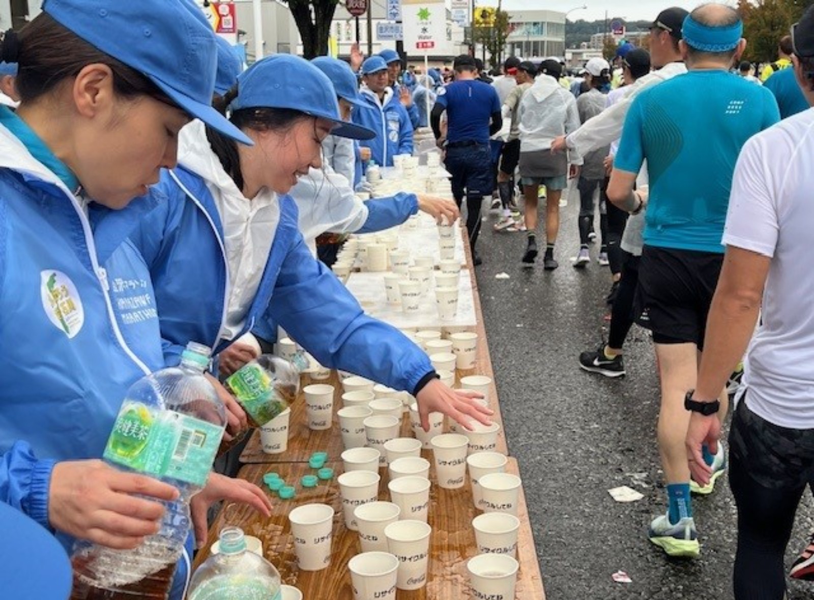 給水活動を行なう様子の写真