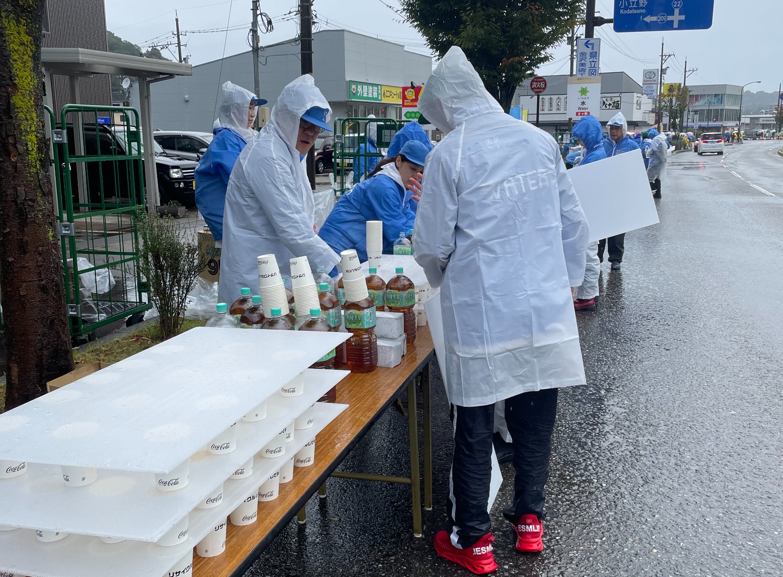 給水活動の設営準備の写真