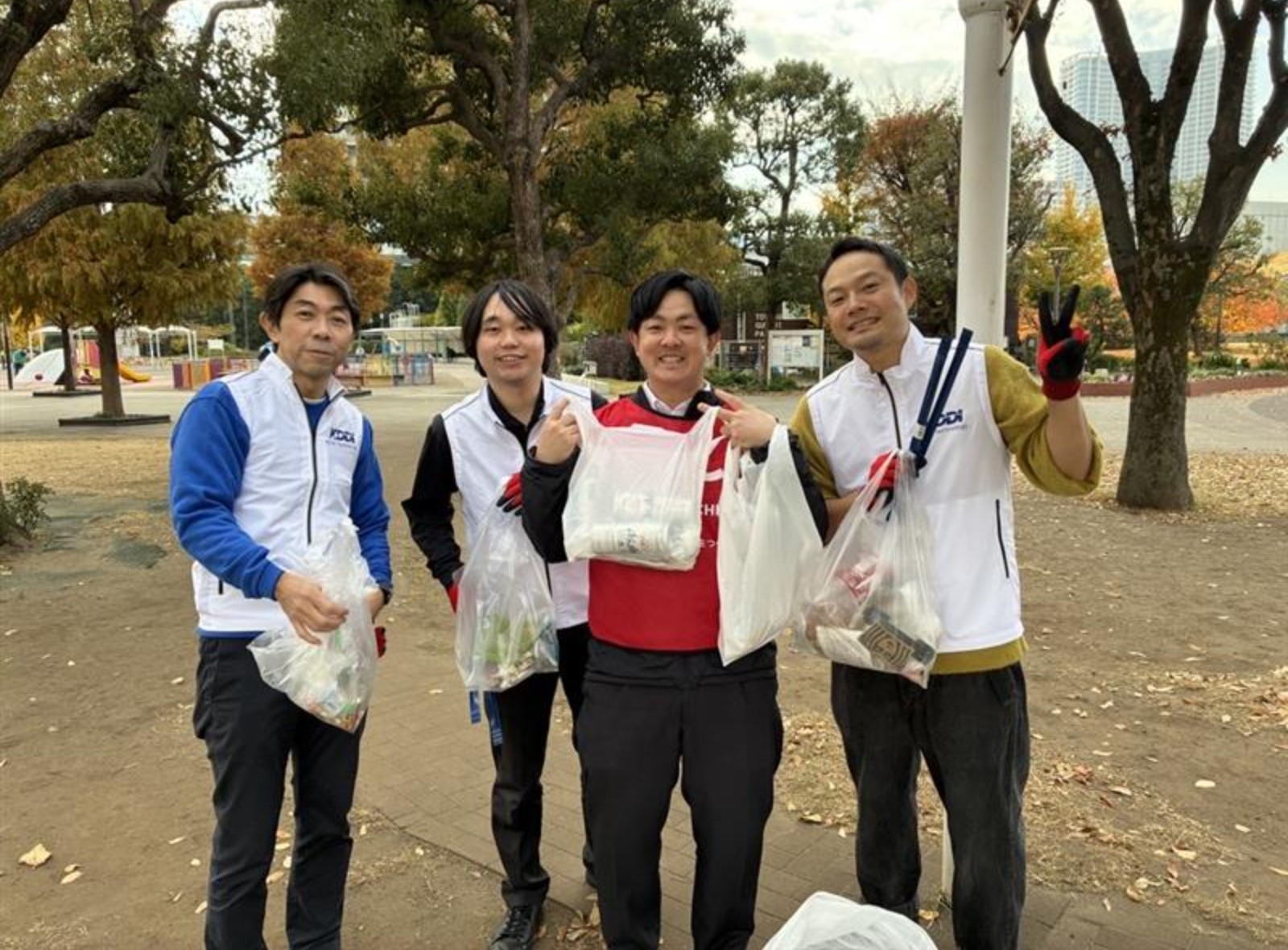集めたごみを見せる参加者の写真