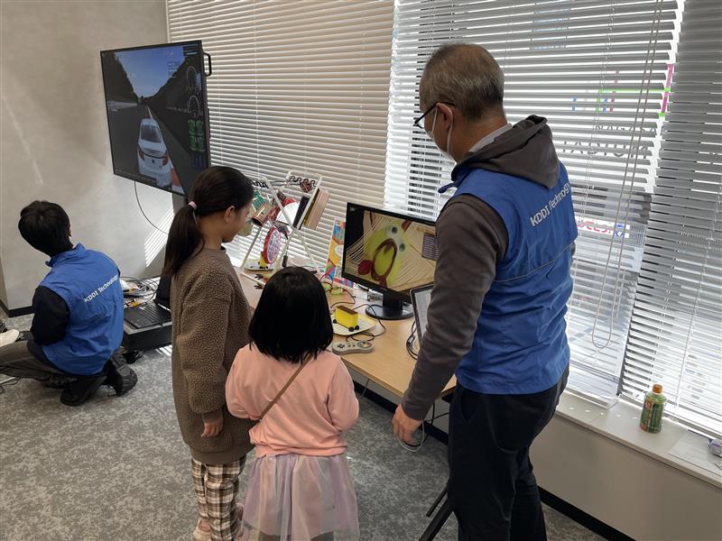 フィジカルwebで遊ぶ子供の様子の写真