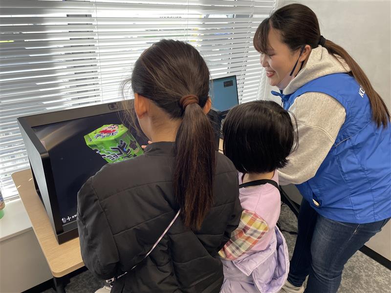 3Dモデル映像を見ている子供の様子の写真
