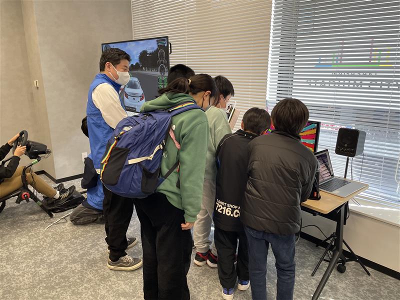 展示に集まっている様子の写真